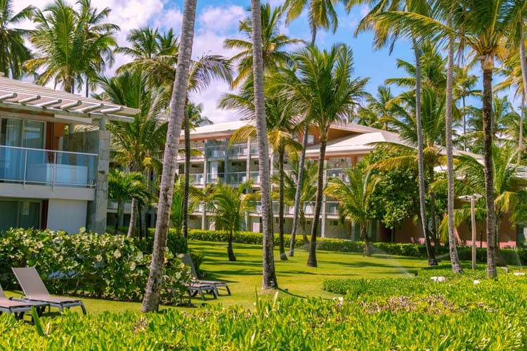 Trabajador de Gartalia cortando el césped en Resort El Oasis La Eliana